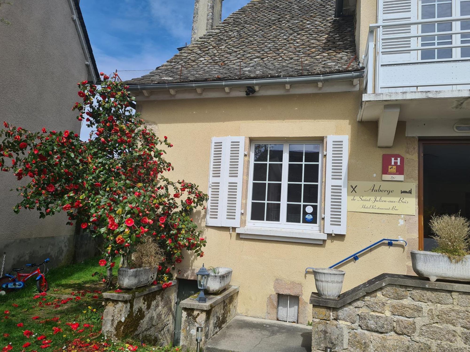 Hotel Saint Julien Aux Bois Extérieur photo